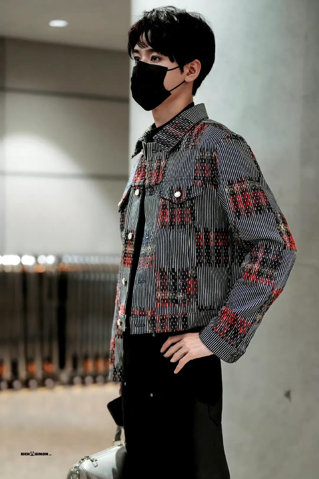 龚俊浦东机场图有！是准备出发去参加巴黎时装周的俊俊子，预祝一路顺风呀[送自己一朵