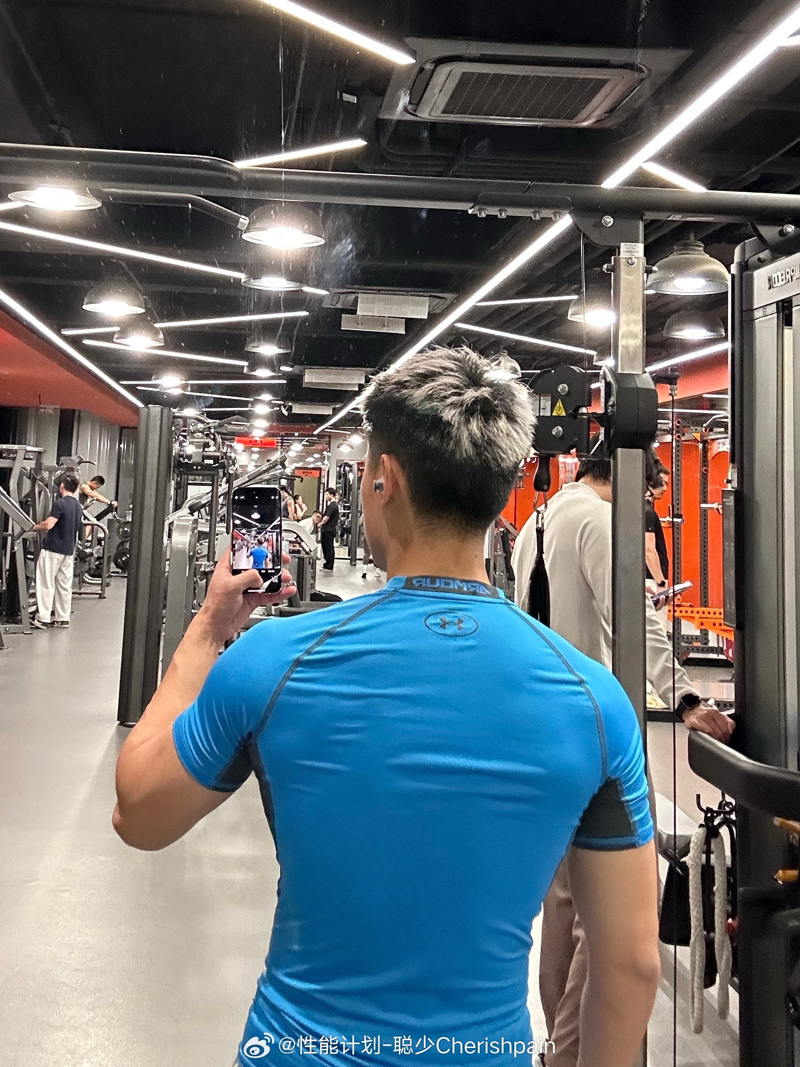 好久没练背了～这两天又有点脊柱侧弯，负重引体整起来聪式生活