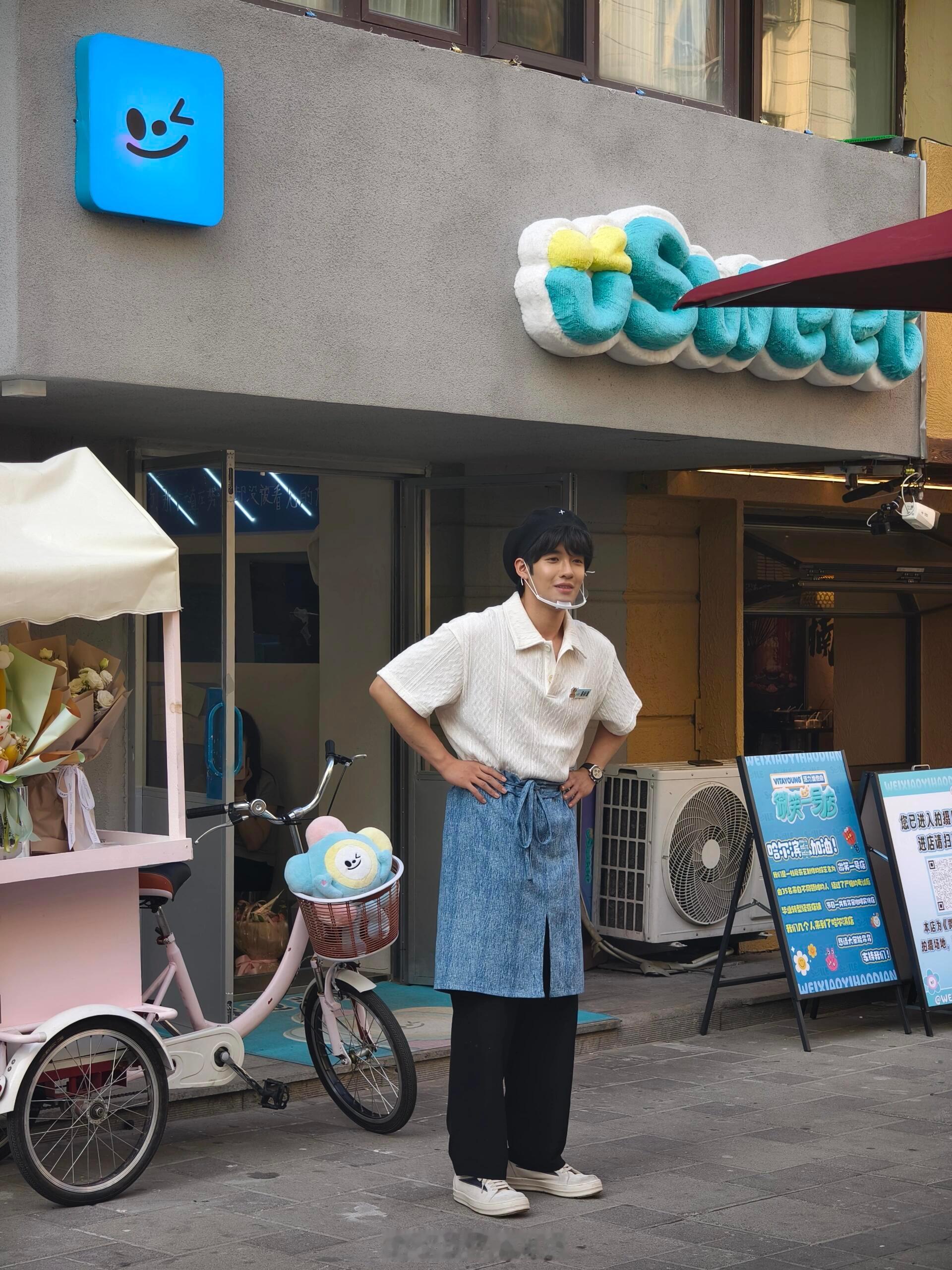 被哈尔滨人的情绪价值点燃了微笑一号店哈尔滨店人气爆棚，大家笑着喊口号、排队购物，