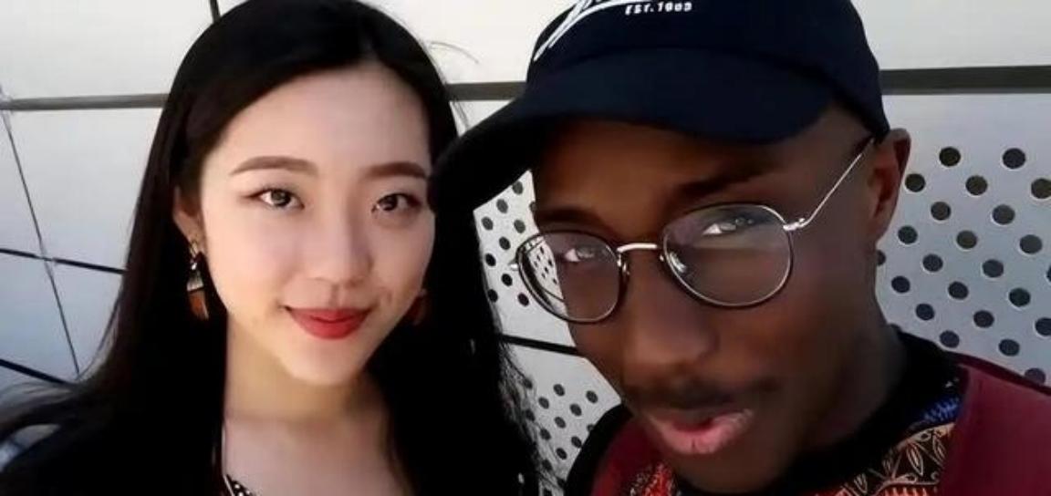 2004年，女大学生朱力亚被黑人男友马浪传染得了艾滋病，经过痛苦的沉沦过后，朱力