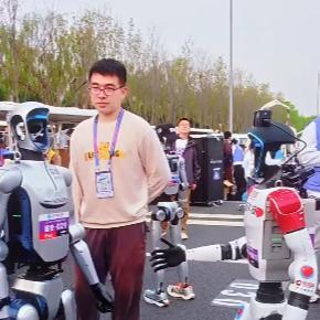 2026年4月19日，北京亦庄人形机器人半程马拉松赛前的一段小插曲，成了这场专业