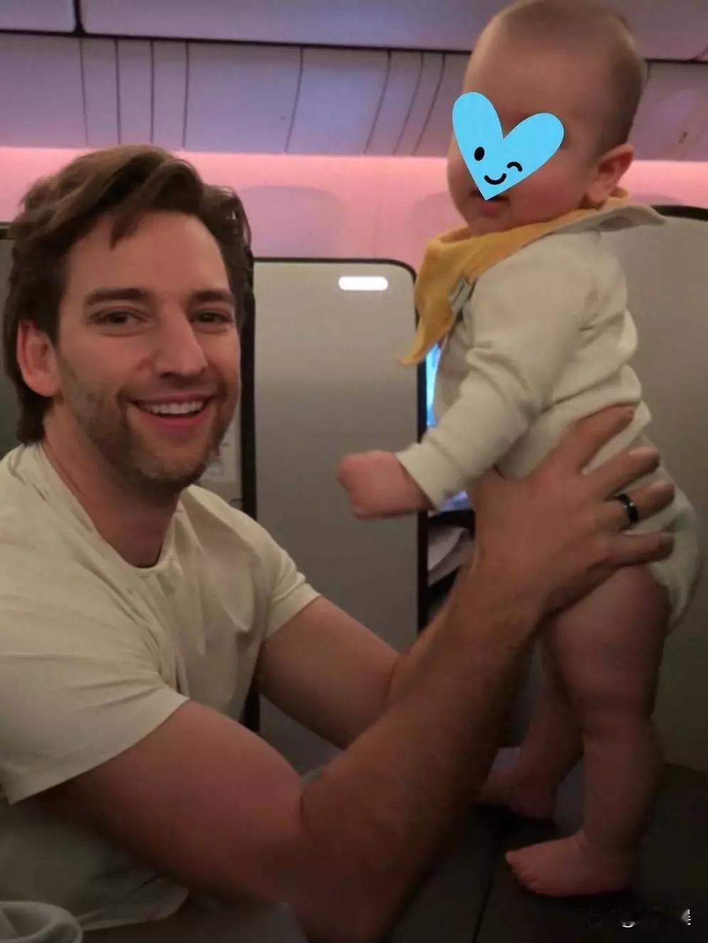 谢霆锋妹妹谢婷婷现在在国外生活，最近她给外籍男友庆生，一家四口同框超温馨。她的大