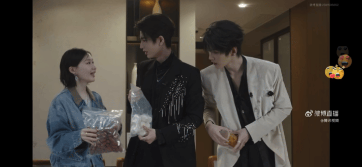 迪丽热巴白宇给开推团准备礼物丁程鑫吃了热巴送的酸奶疙瘩开始推理吧直播 看到白宇和