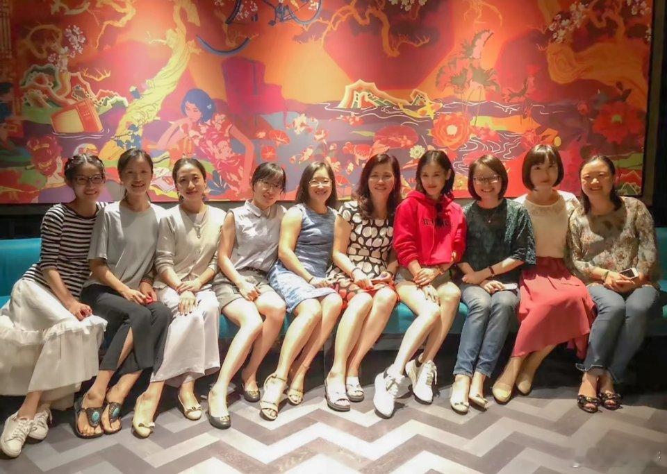 黄圣依2018年同学聚会，校花不愧是校花好出众的颜值 