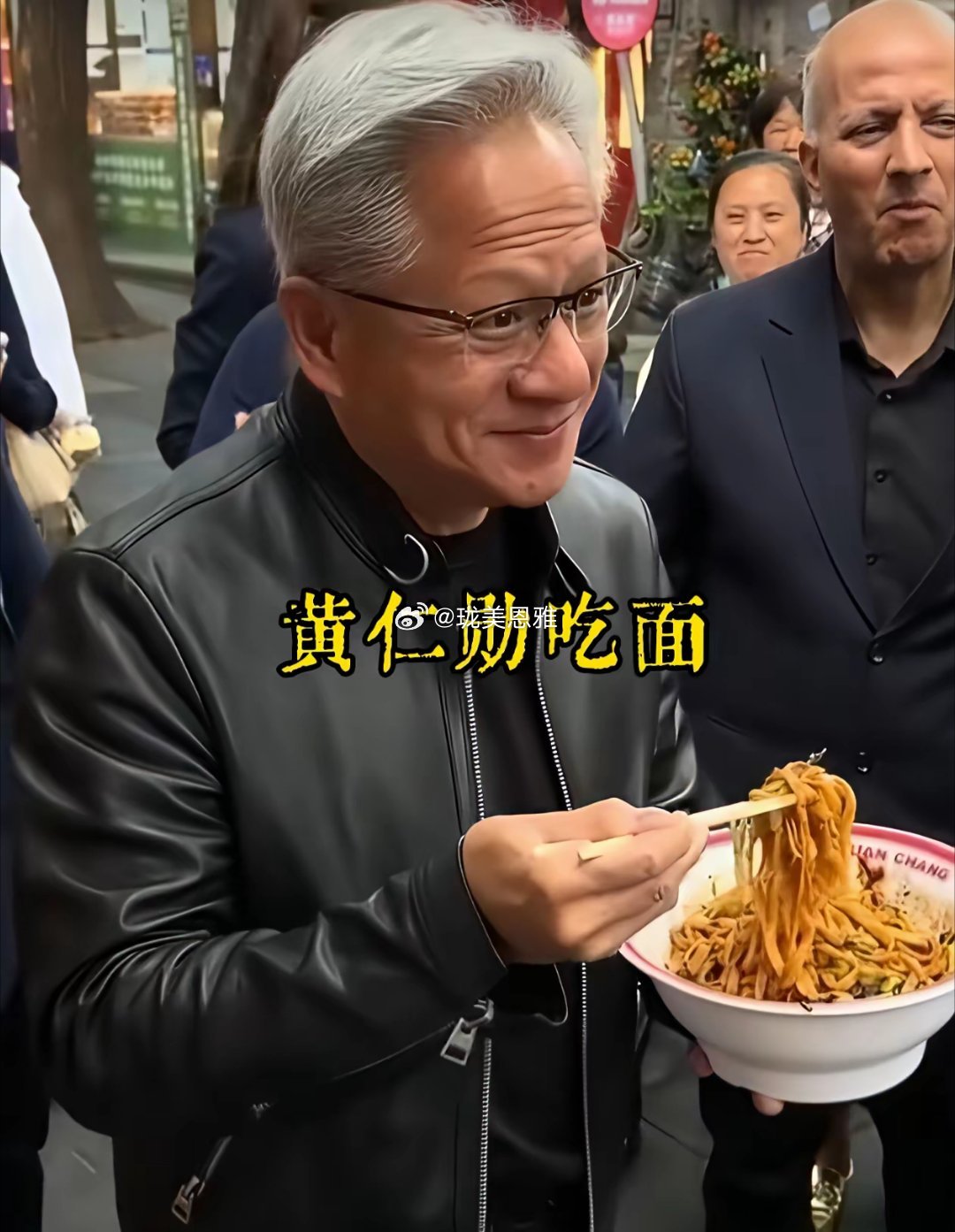 有些媒体对雷军太苛刻了凭什么黄仁勋吃面就是平易近人，就是人间烟火雷军吃个面就被你