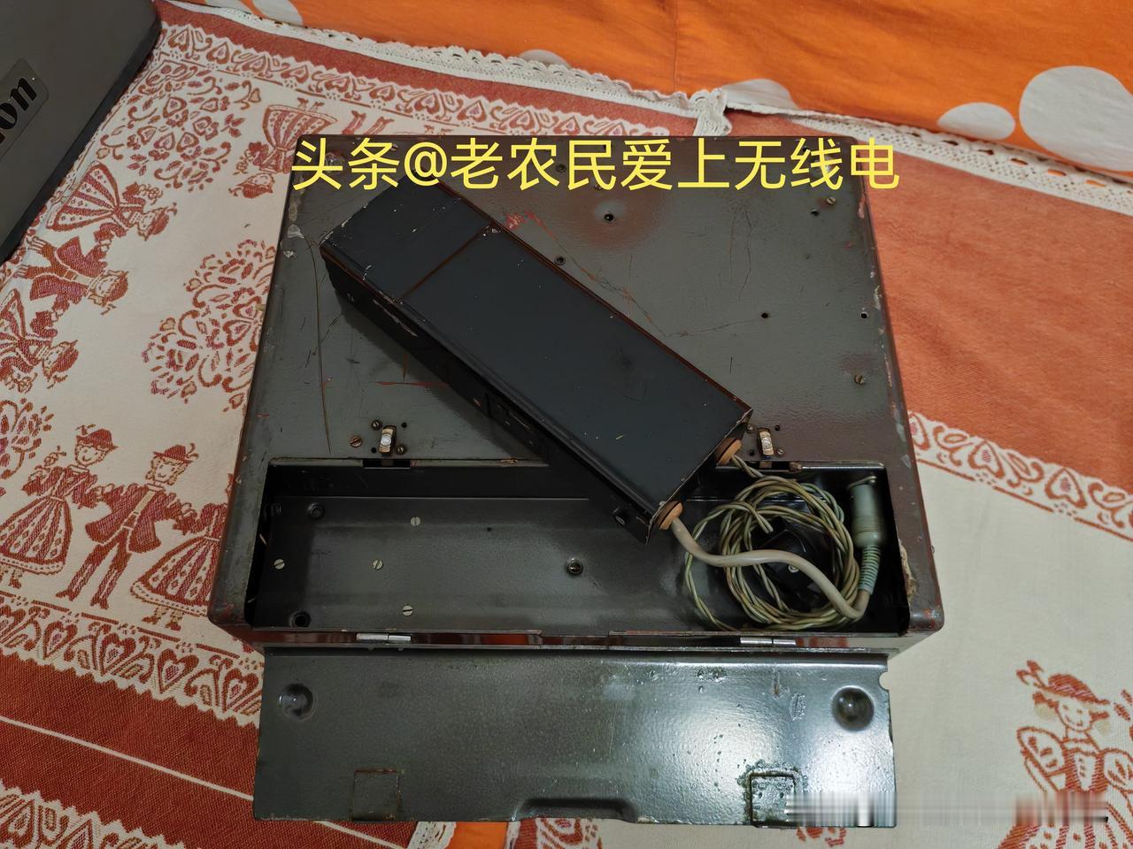今天给大家分享一下这个铁皮箱子里面的录音机，这是一台七八十年代的国产录音机，大家