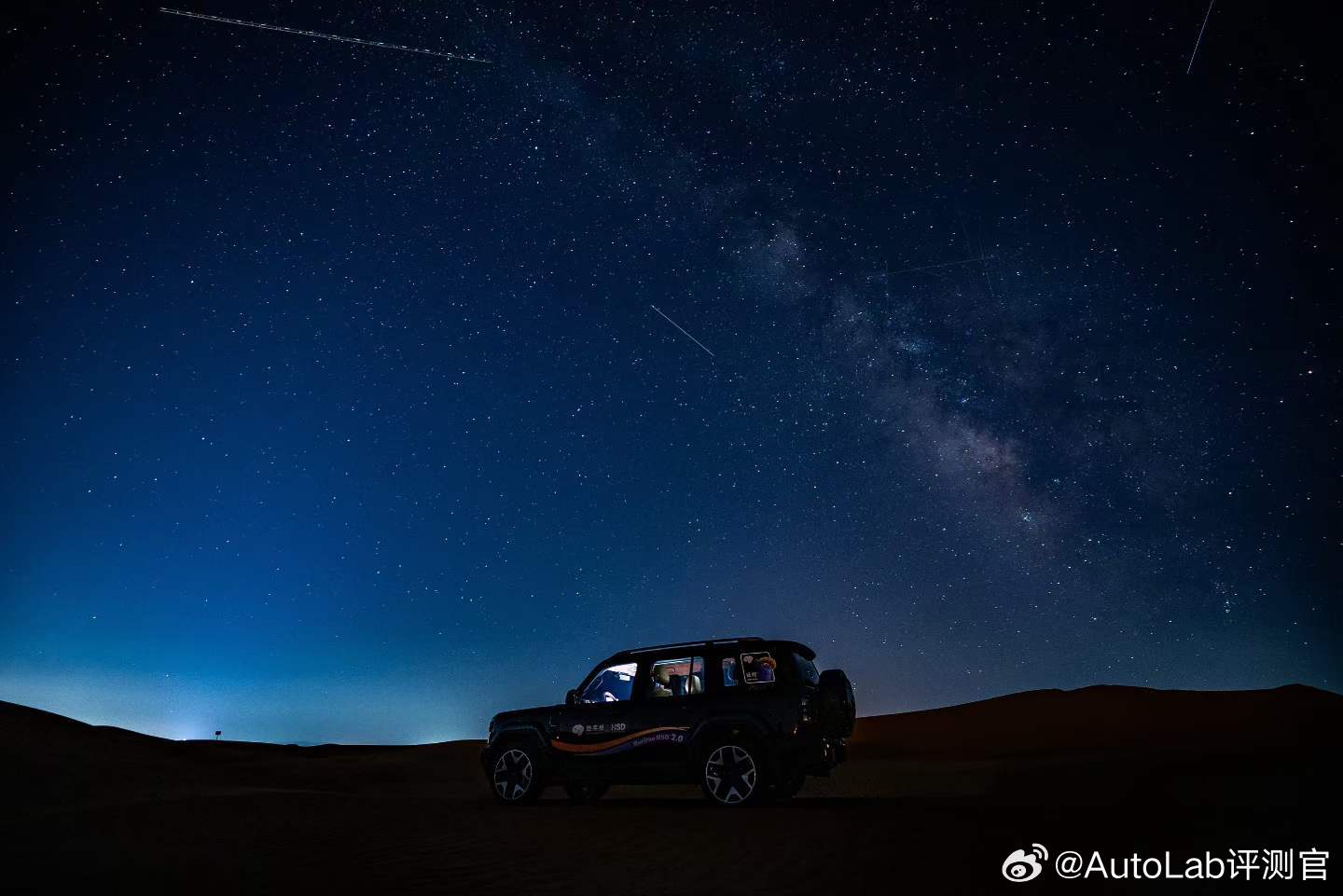 先偷跑两张照片，太帅了！我们也是第一次拍流星雨+车的视频，熬了两个大夜，值了！