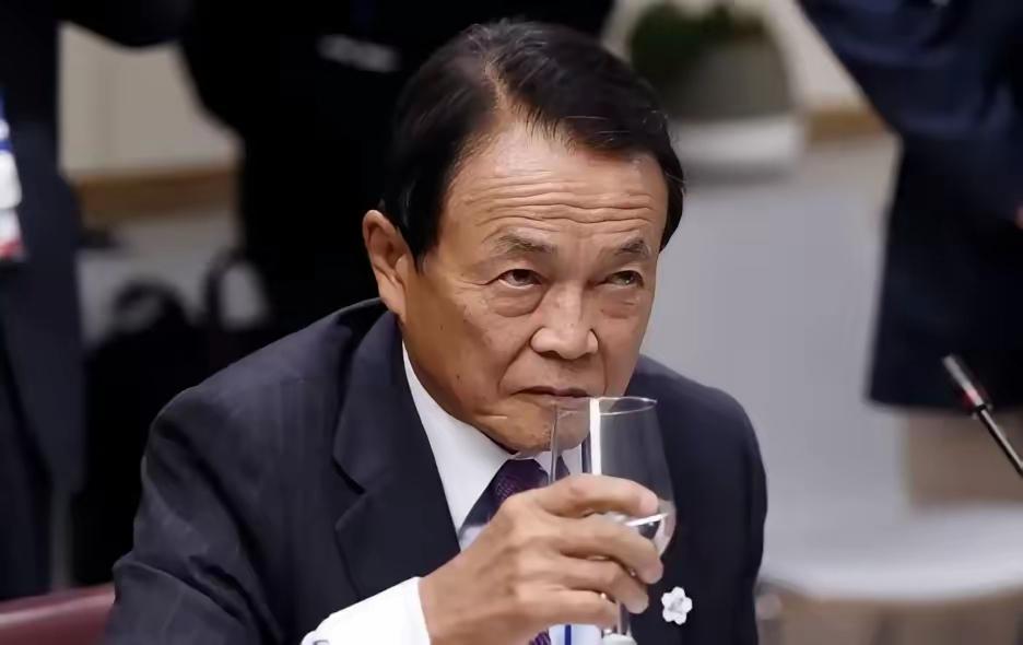 麻生太郎与高市早苗，这师徒二人双簧唱的拙劣！麻生2021年就叫嚣“美日协防台湾”