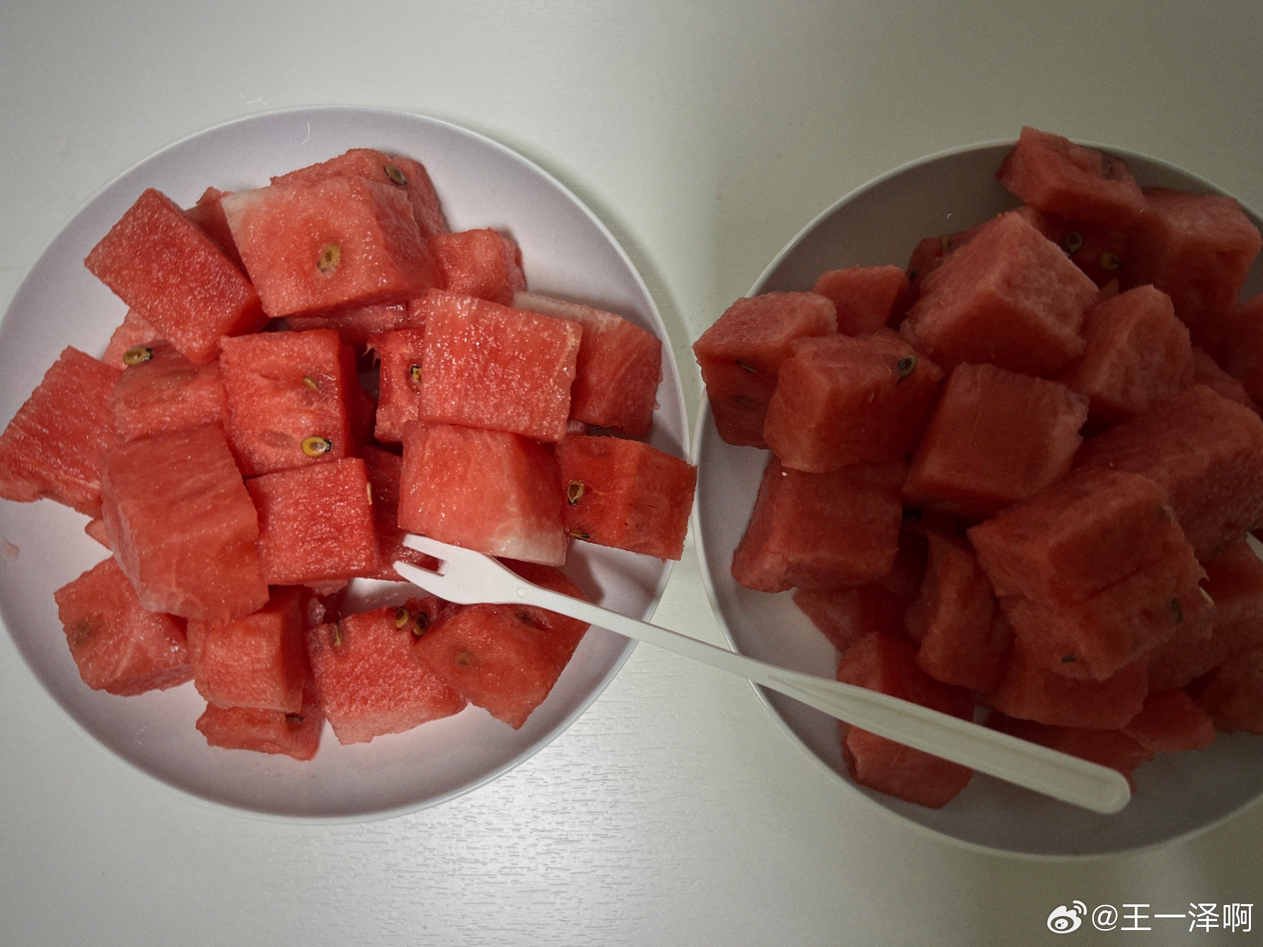 我俩吃完饭回家路上买的冰镇西瓜，我的刀工有所长进哈哈哈哈哈哈哈 