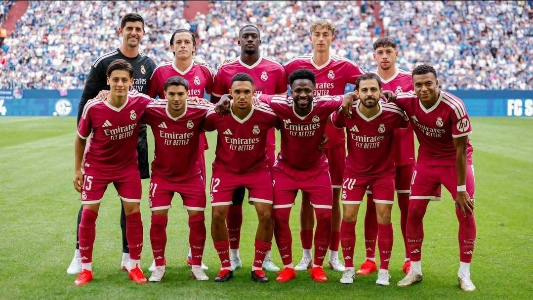 皇马首发11人合影。沙尔克o4vs皇马