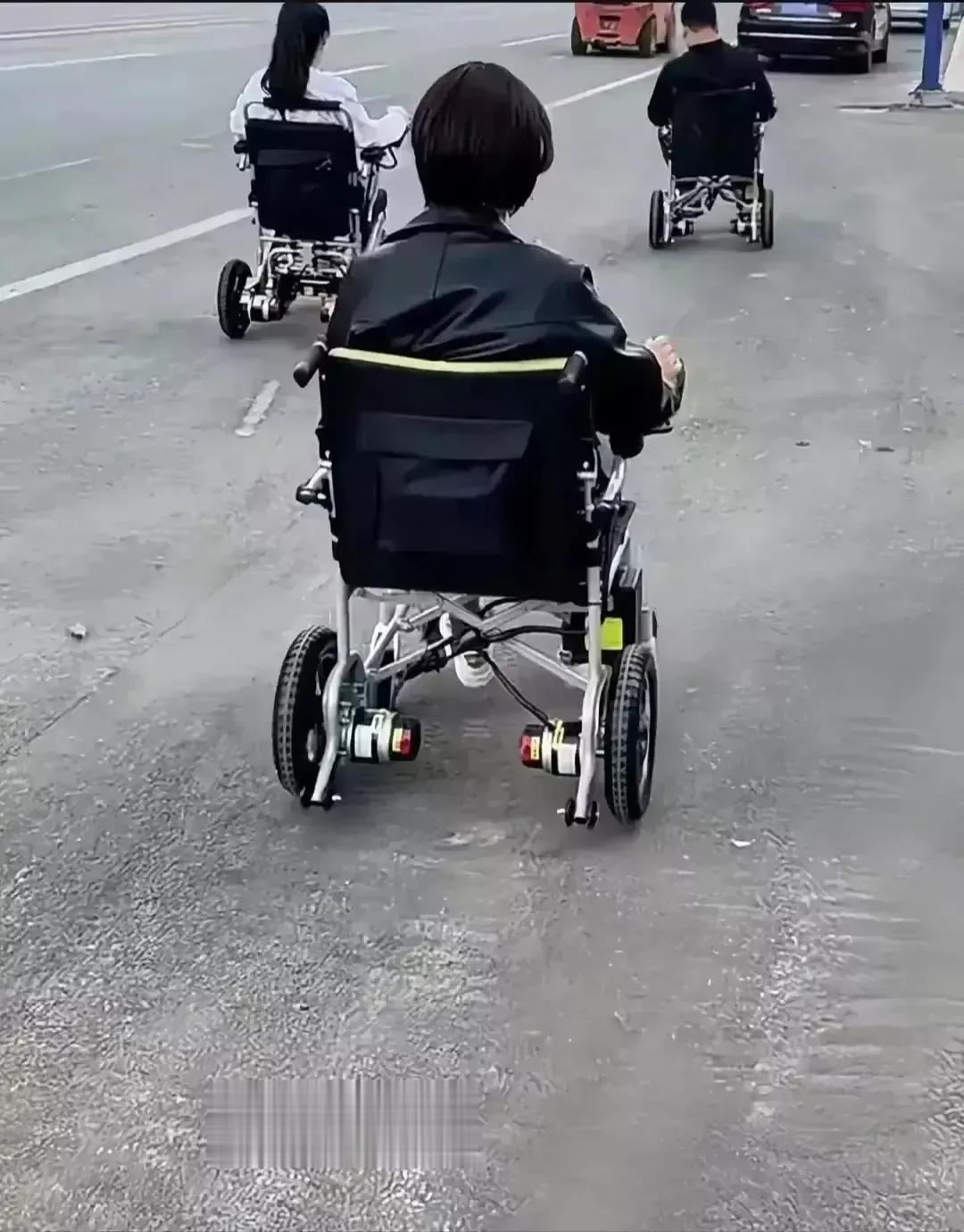 我靠！这些00后居然骑电轮椅上班了，怎么觉得是未老先衰的兆头？00后年轻体壮，要
