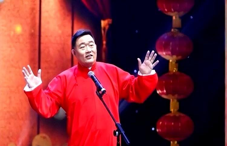 刷到一个话题，把人看笑了也看累了。
“为什么那么多人佩服德云社郑好？”
一边是夸