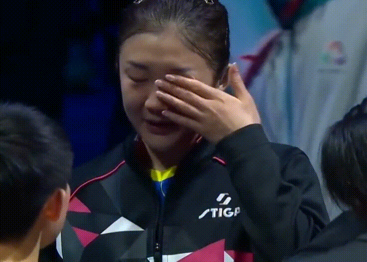 夺冠后，陈梦眼含热泪，伸手抱了抱范思琪！

11月19日，全运乒乓女团决赛落下帷