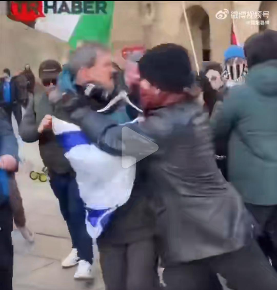 你看，外国人多热情，一名以色列游客刚拿出以色列国旗，就受到了其他游客热情的“招呼