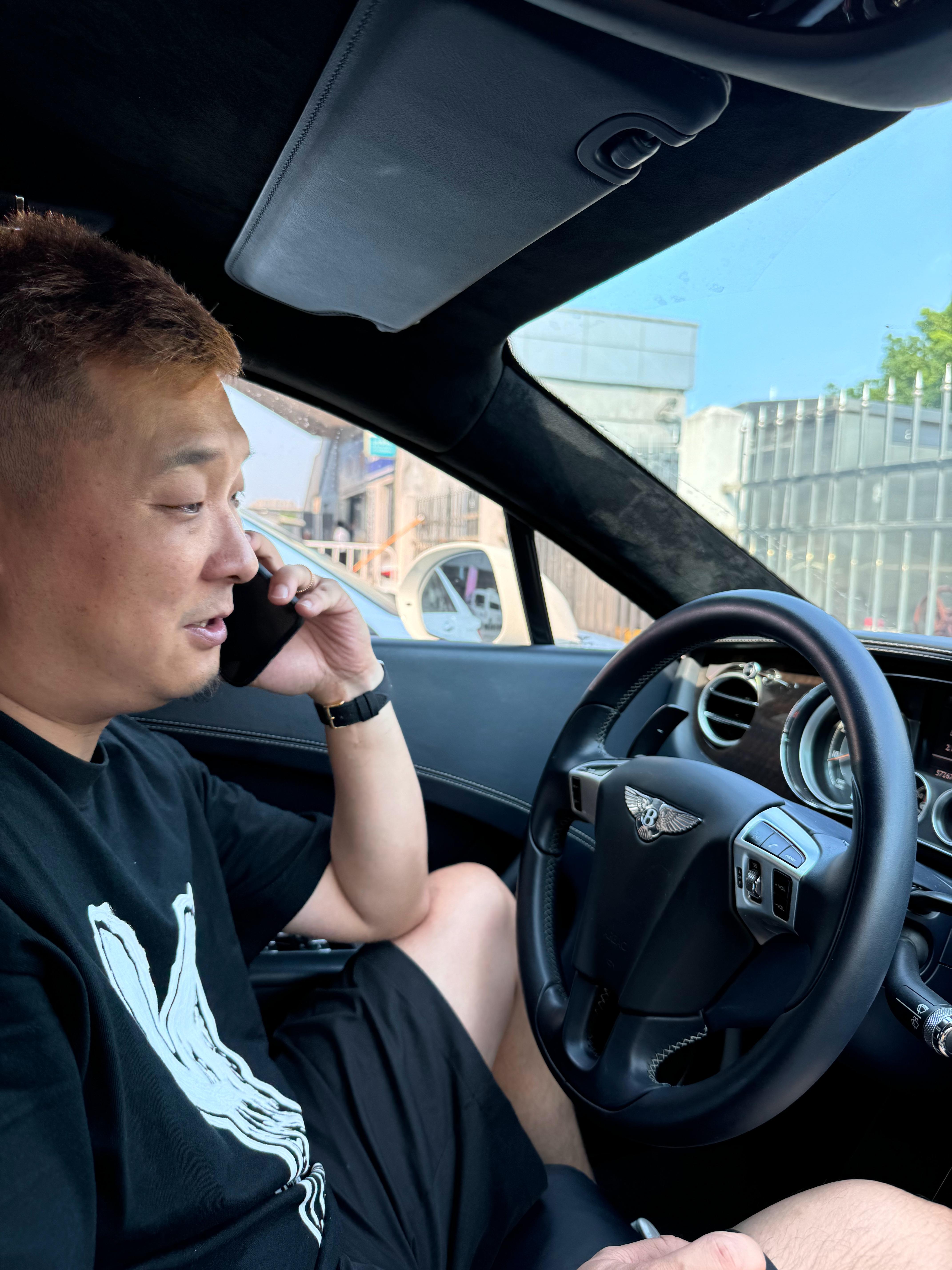 我队友小眼睛也是混好了，都开得起现代捷尼赛思了……[doge]  ​​​