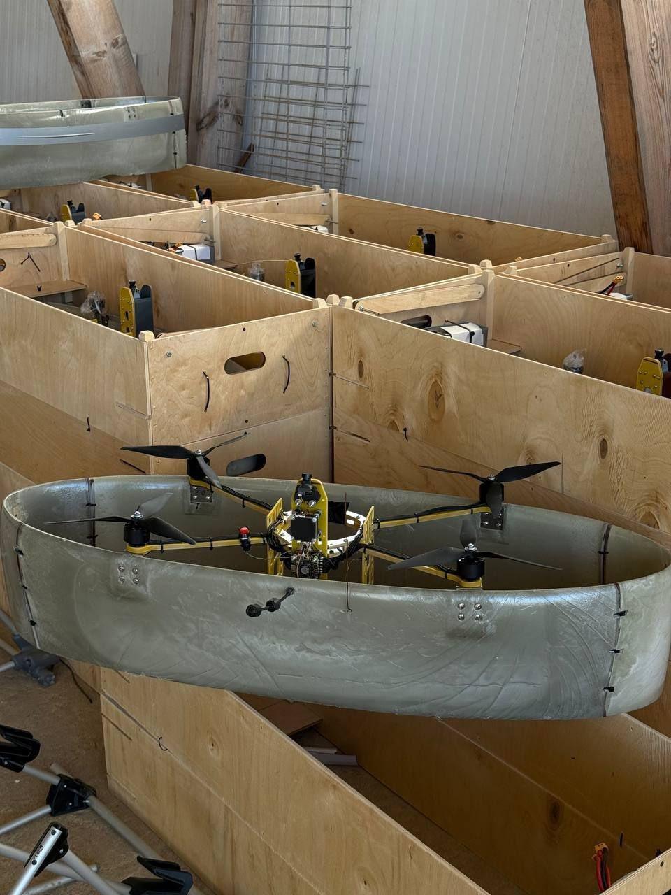 一种新型的神秘的无人机出现在乌克兰,它的四条机翼外有一个环形的机翼。这很类似飞蝶