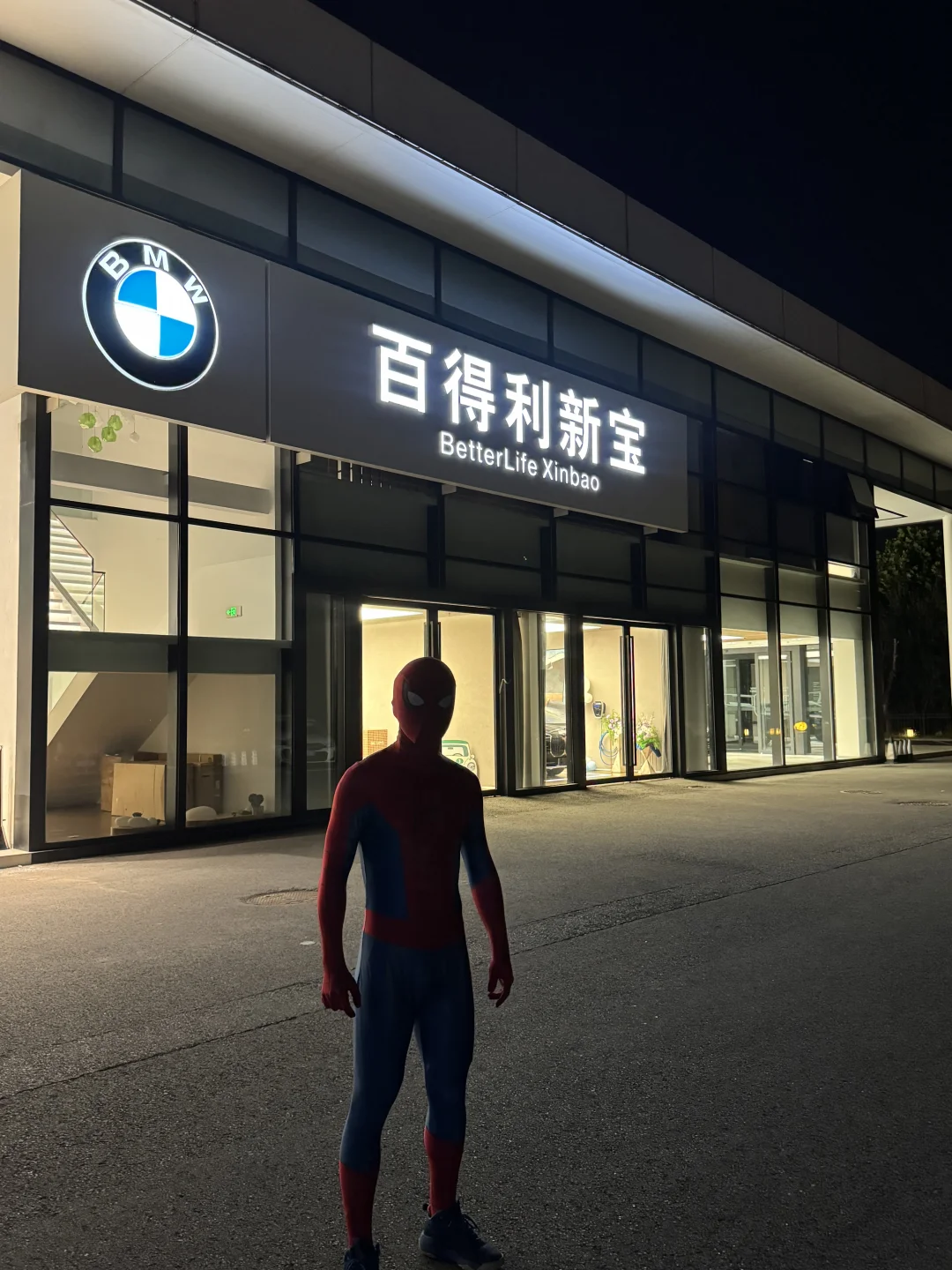 谁家展厅门口站了个蜘蛛侠