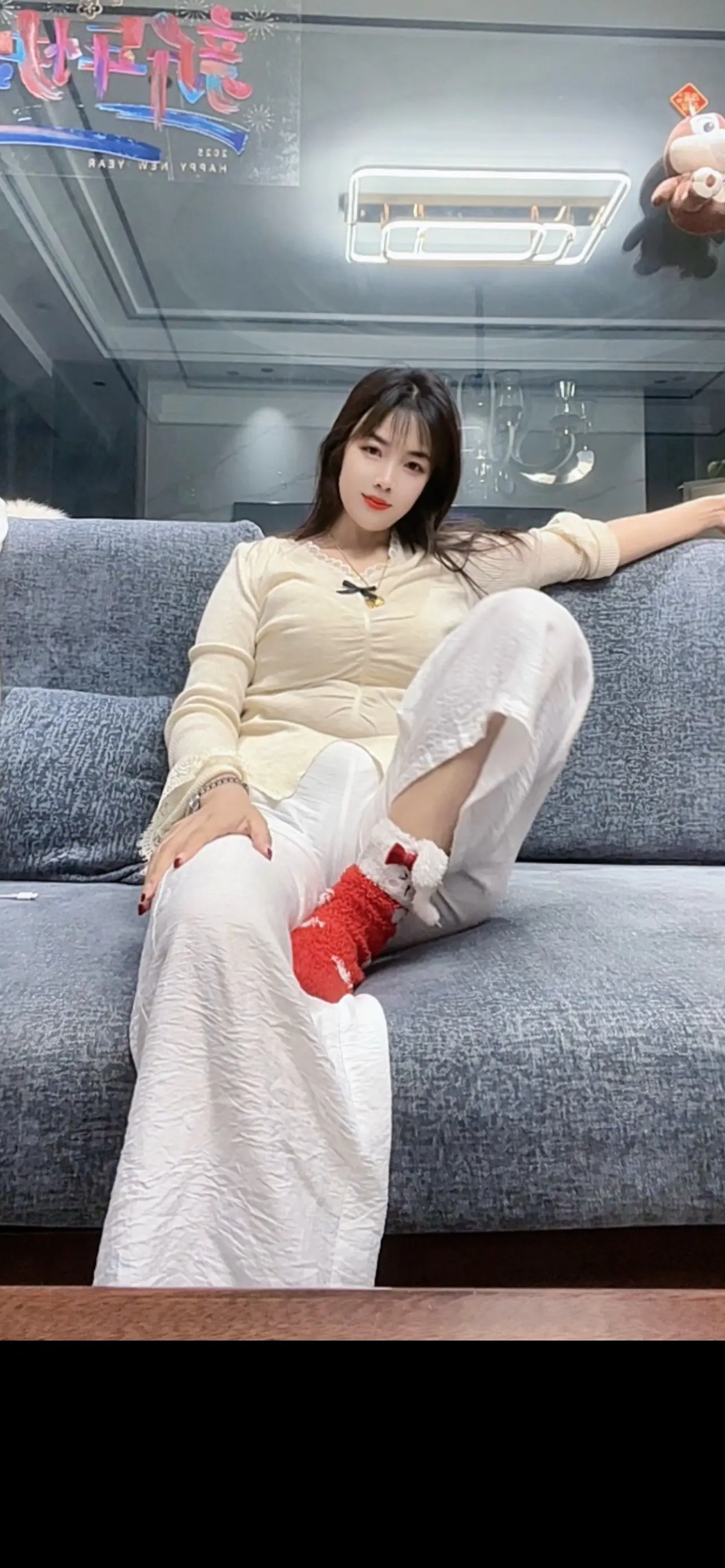 渐渐的不再期待，任何人和任何事，怎样都行，我的心越来越平静，不动声色的...