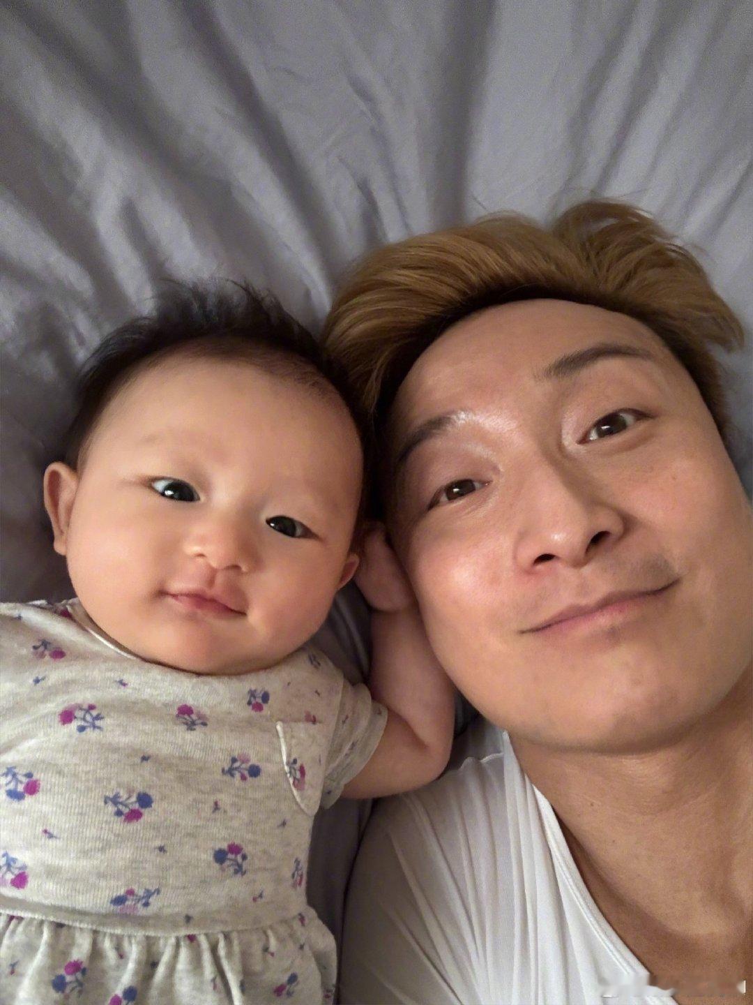 方力申女儿正脸照方力申让4个月女儿自己选衣服 方力申女儿lsla越长越可爱啦，确