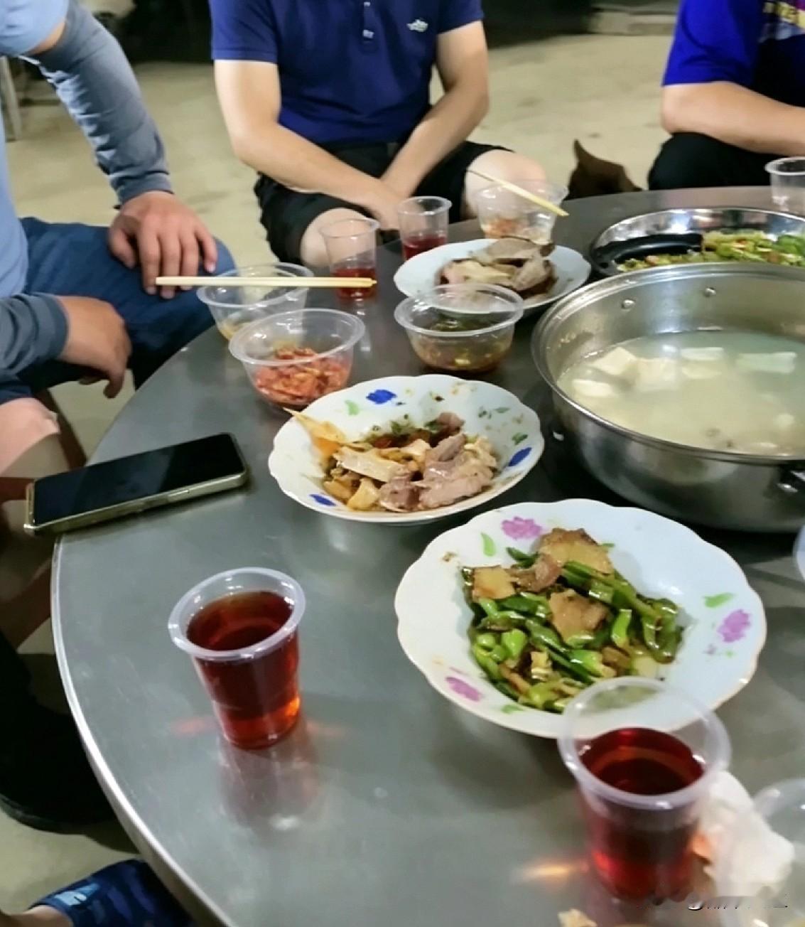 父亲泡的一桶酒，10年间无人问津，却突然受大家青睐了。
      以前我家种有