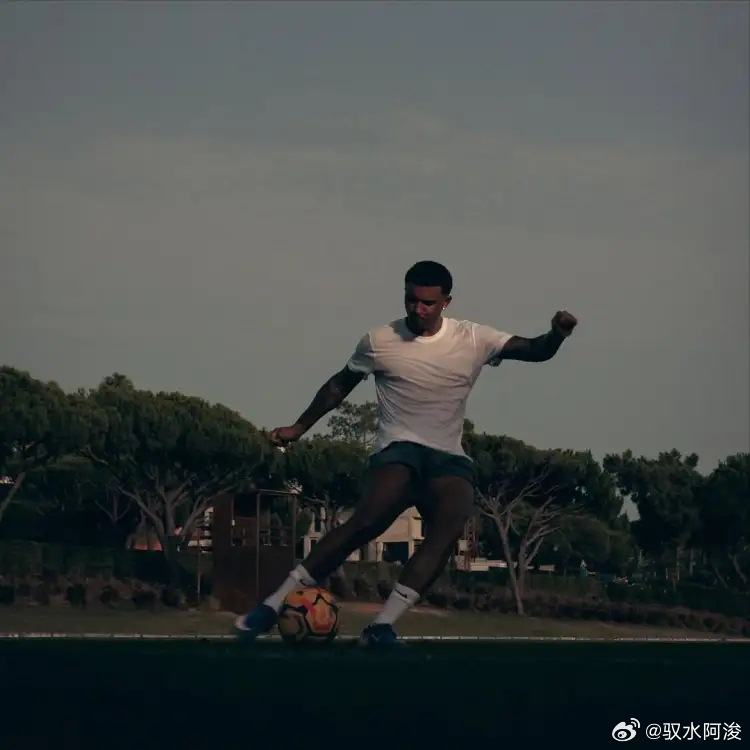 巅峰身价1.3亿如今无人签约，26岁桑乔深陷生涯寒冬，默默苦练等待重生职业足坛冷