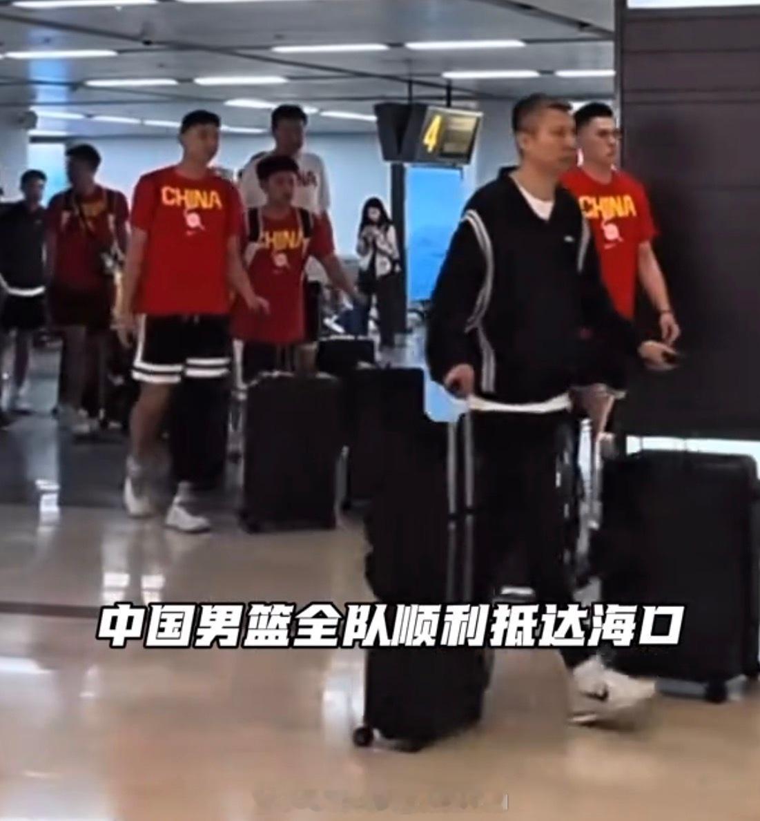 中国男篮这些队员和教练也挺的很辛苦，三伏天飞到海口跟国外球队四天打三场比赛，为了