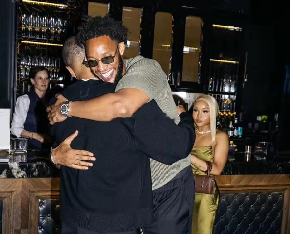 开拓者利拉德在社交媒体上晒出与前NBA球员埃文·特纳相拥合影的照片。开拓者球星利