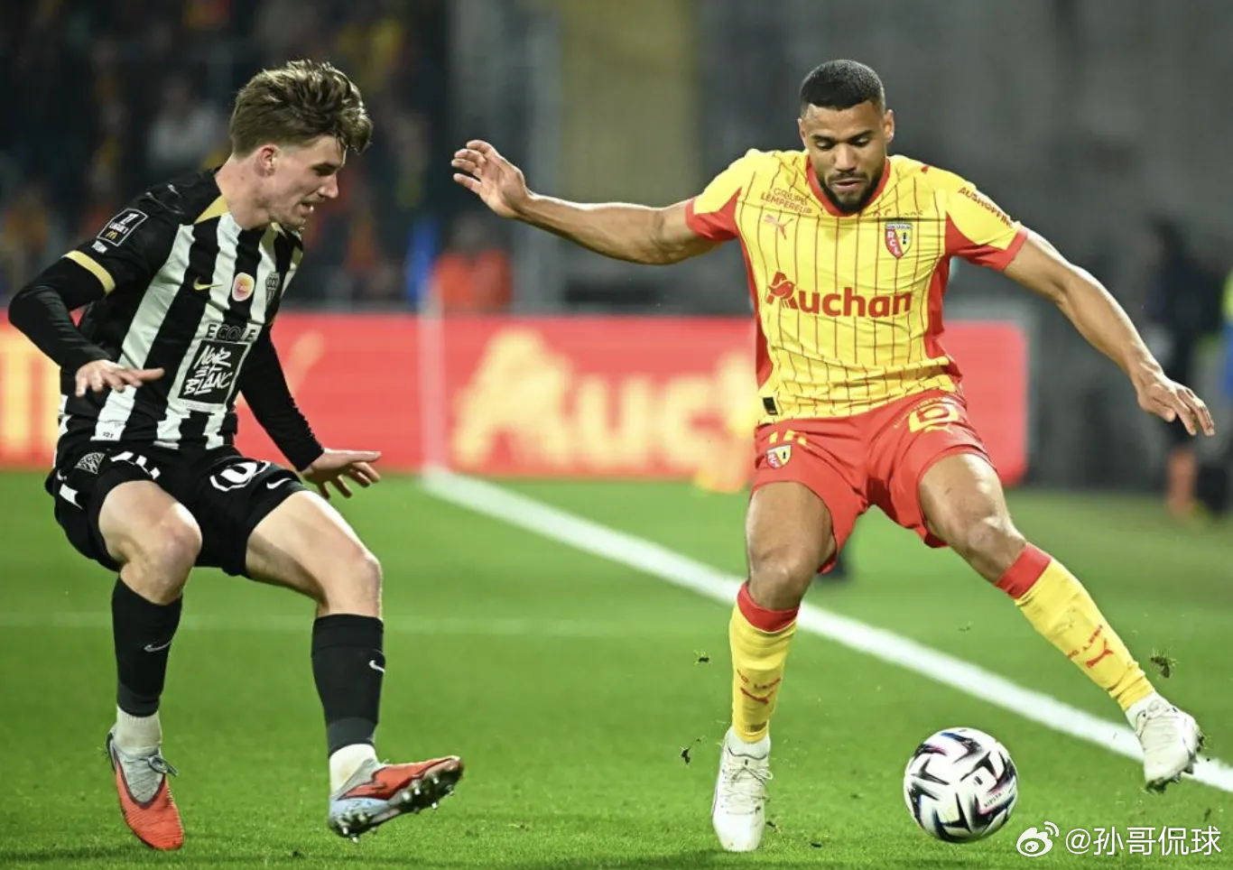 登顶法甲！朗斯5-1狂胜昂热强势登顶法甲第27轮，朗斯主场5-1大胜昂热，凭借这