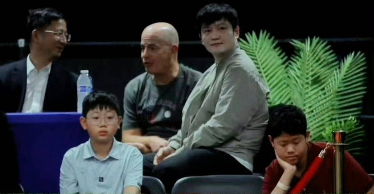 乒乓球在美国火起来了樊振东和驻旧金山总领事，MLTT联赛CEO一起观赛