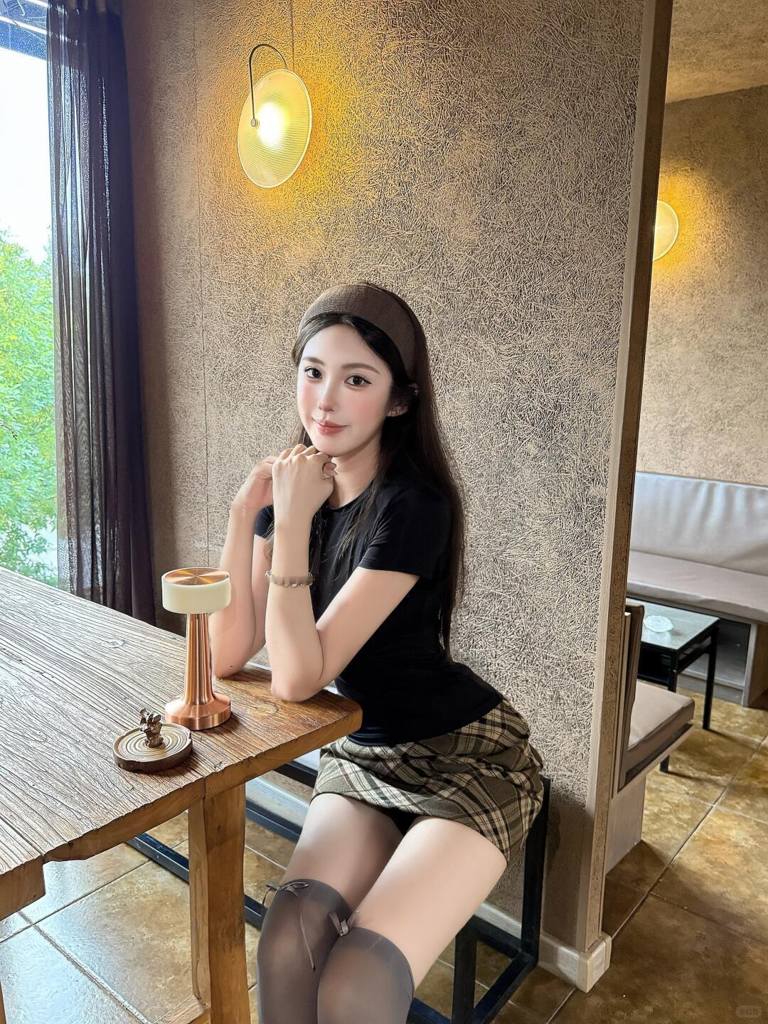 黑色体恤搭斜纹格包臀裙，再配上灰色过膝丝袜，这组合简直绝了！斜纹格包臀裙自带高级