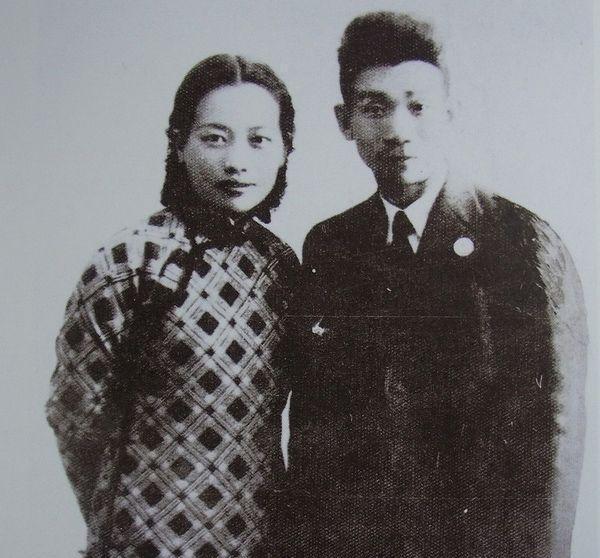 1945年8月29号夜里，郁达夫穿着睡衣走出巴爷公务的家，再没回来。
不是走丢了