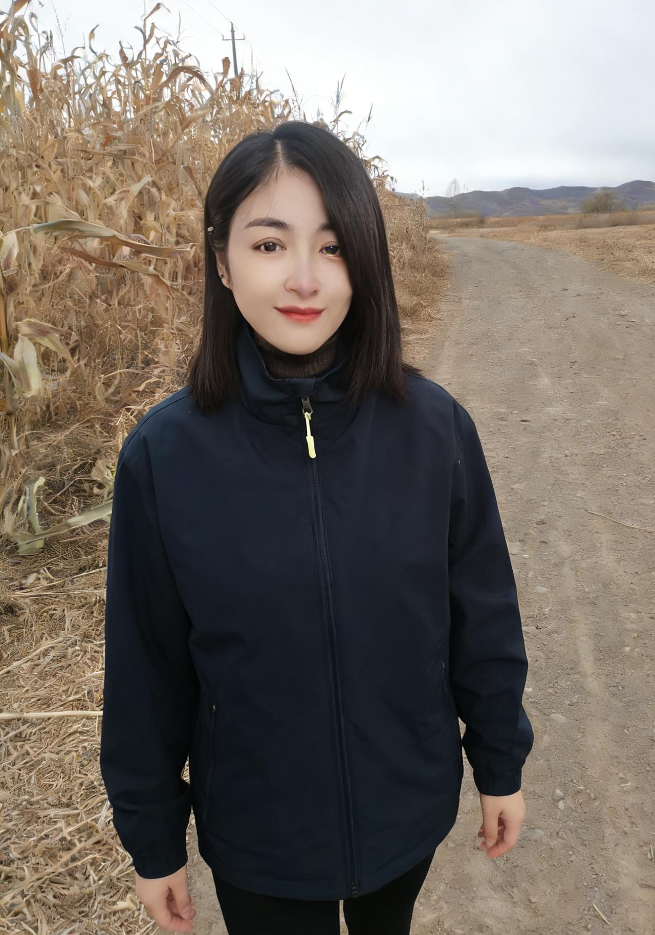 黄云万里覆平田，风卷枯秸响耳边。
立尽秋光人不语，远山如黛水如烟。