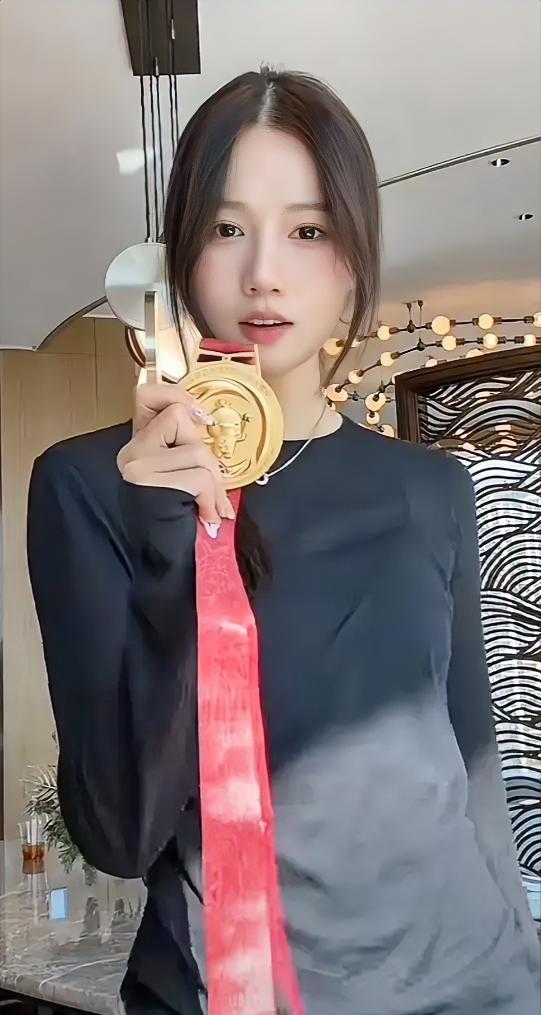 我刷到邵雨琪全运会夺冠的视频，眼泪跟着她一起掉。上届全运会才第八，这届直接1米9