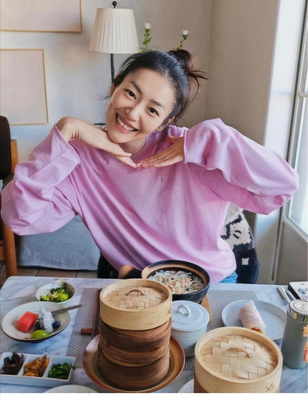 刘雯，吃这么多身材还这么好。