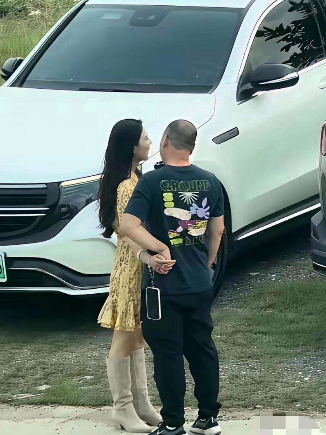 她到底喜欢那个男的什么，你知道吗
反正我觉得应该是这个男的非常有钱吧，现在女生都