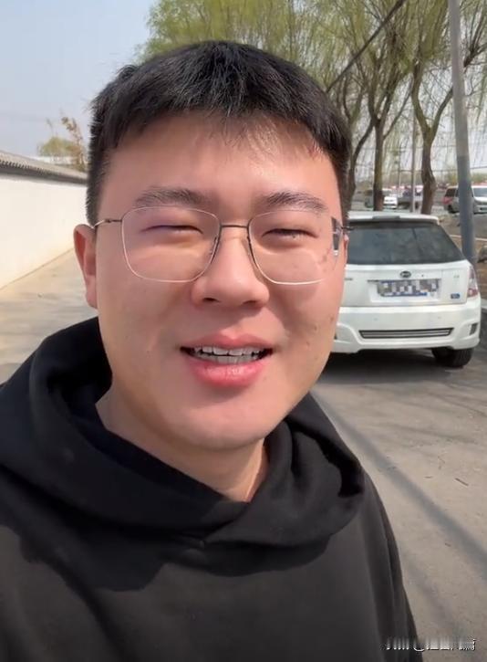 本来是妥妥的富二代，现在变成了负二代！

这位网红叫赵泽龙，是上市家居企业曲美家