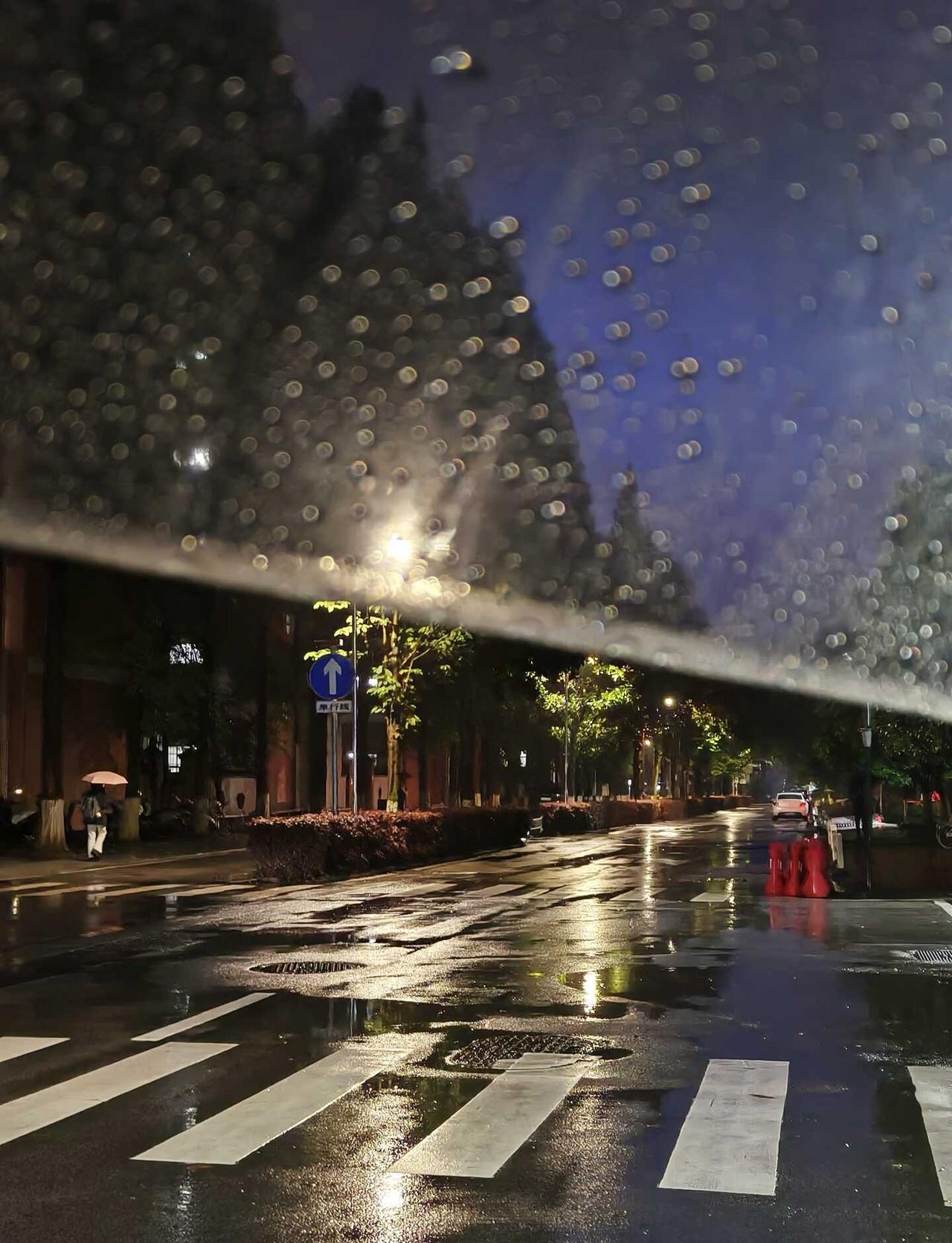 暴雨的长沙
又是下雨天的周末，但气温下去了，没有前几天那么热
长沙 雨天 湖南师