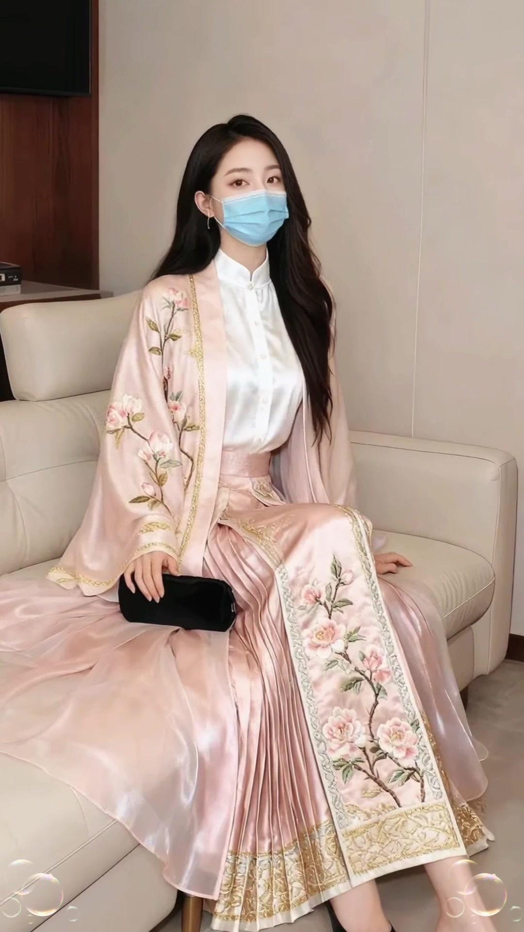 🌿穿过老街转角，忽然撞见穿汉服的姑娘，衣袂飘飘像从画里走出来。

💃第一次尝