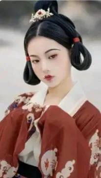 绝句/菊 惢
芳菲退尽始现身，
争奇斗艳美惊人。
秋寒凝霜吐芳蕊，
馨香一瓣见情