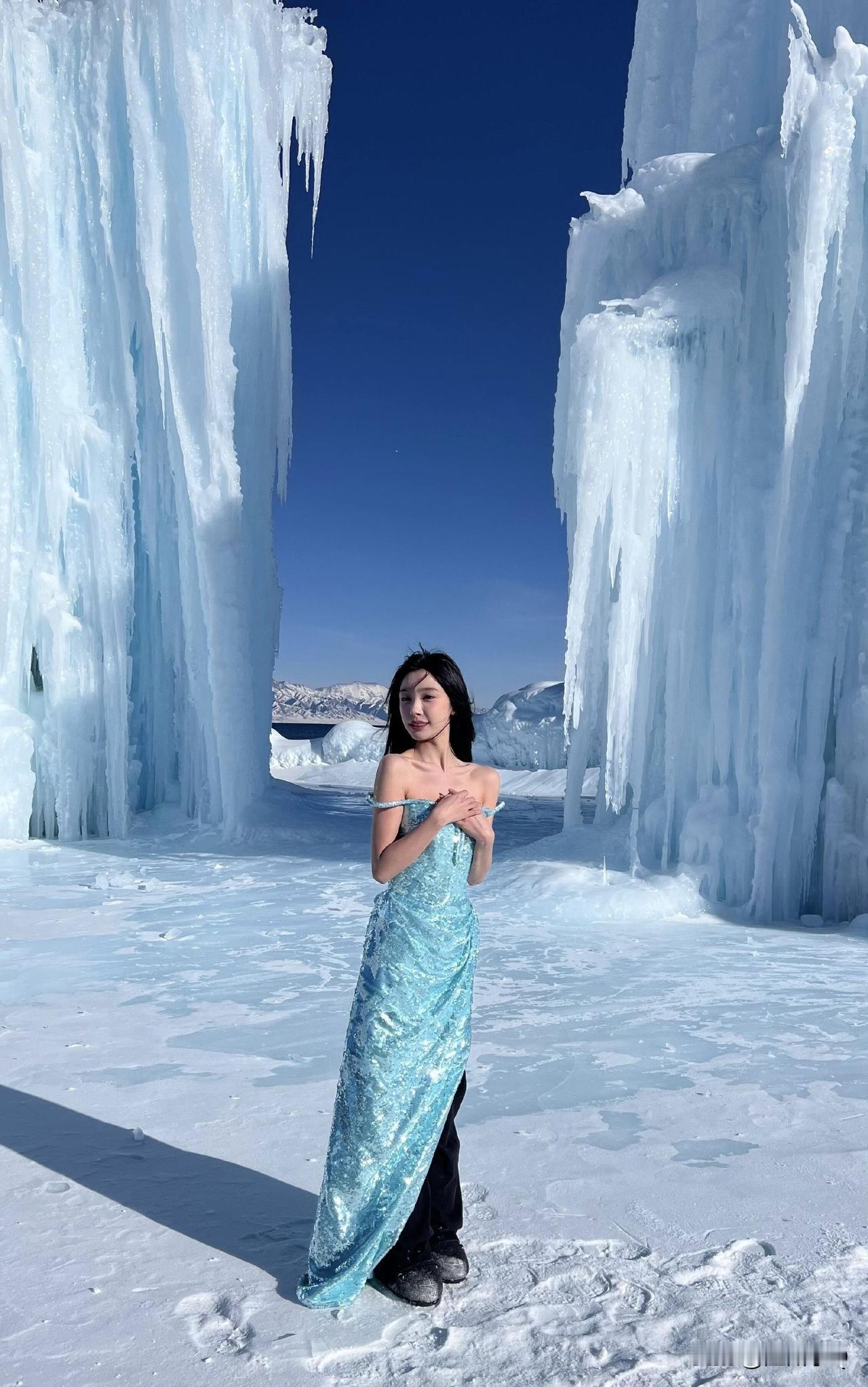易梦玲在赛里木湖冰川拍片，为了出片，大冷天穿吊带裙拍照，脸和脖子都被冻红了，还强