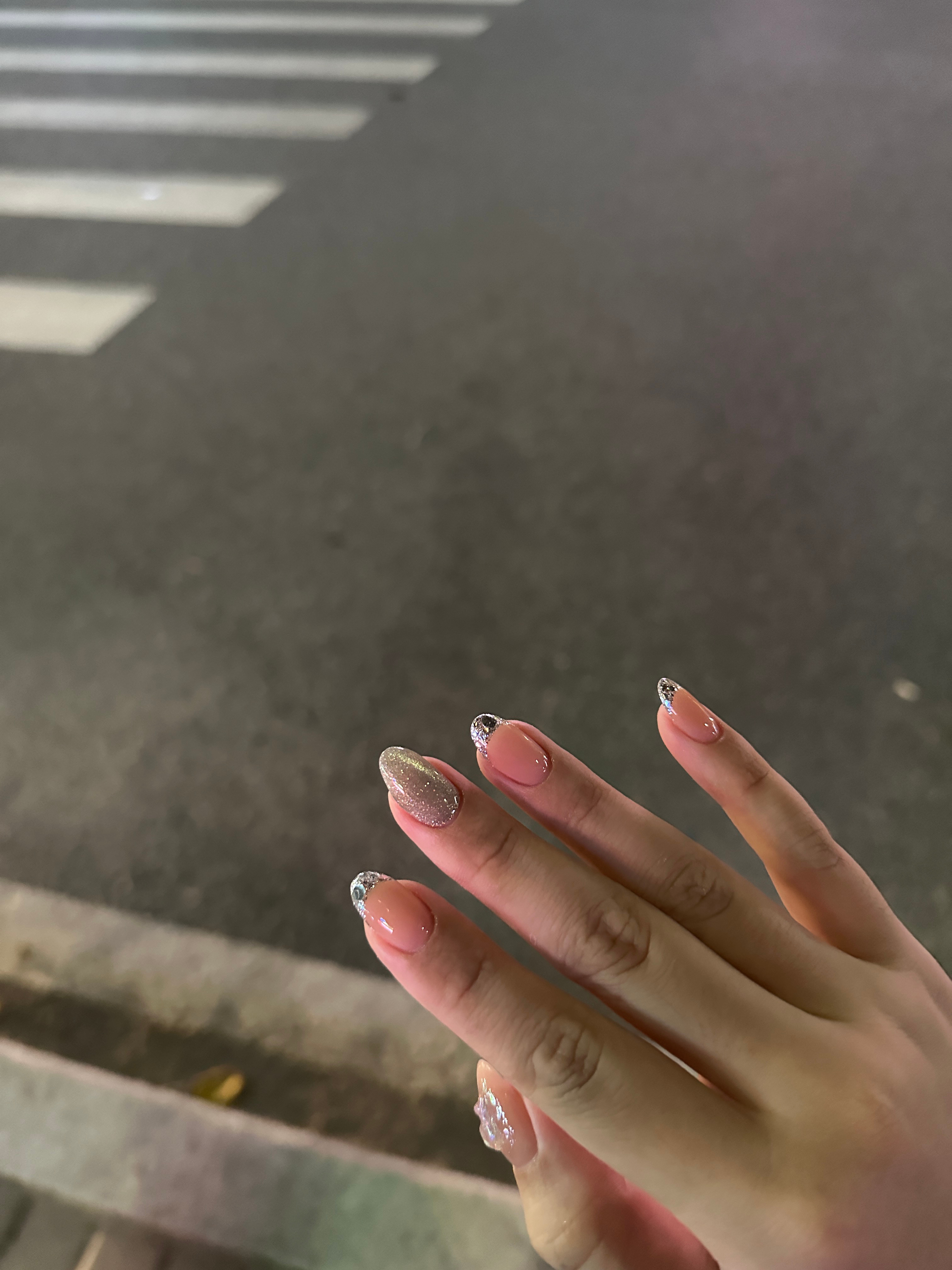 终于换掉丑指甲，还是丹妮好每个月的这个时候，cqc来剪头发，我做指甲，简称我俩的