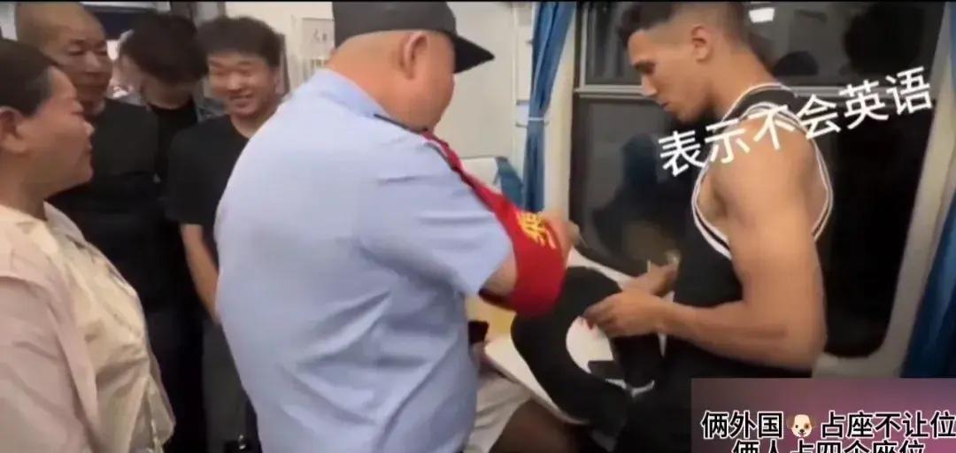 郑州东站，一列即将启动的列车内，怒火在车厢里蔓延！两名外国乘客霸占了四个座位，面