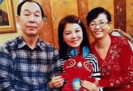 李湘的母亲何瑾北京人，为了爱情远嫁湖南长沙，她是申湘汽车集团的董事成为企业家，曾