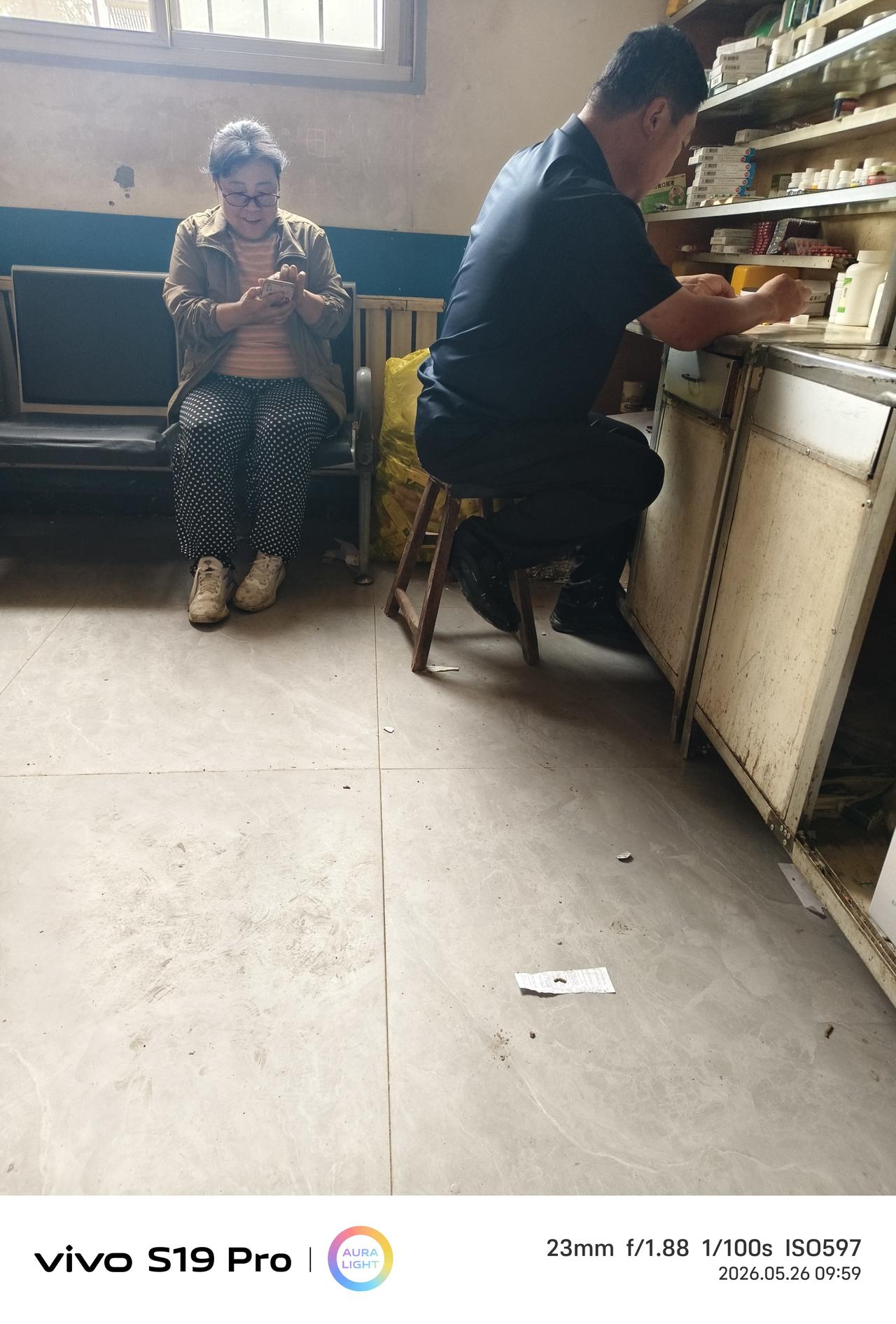 这位嫂子很年轻，比我小几岁。不过她是我们结拜兄弟的老婆，所以不管她多小，我都得喊