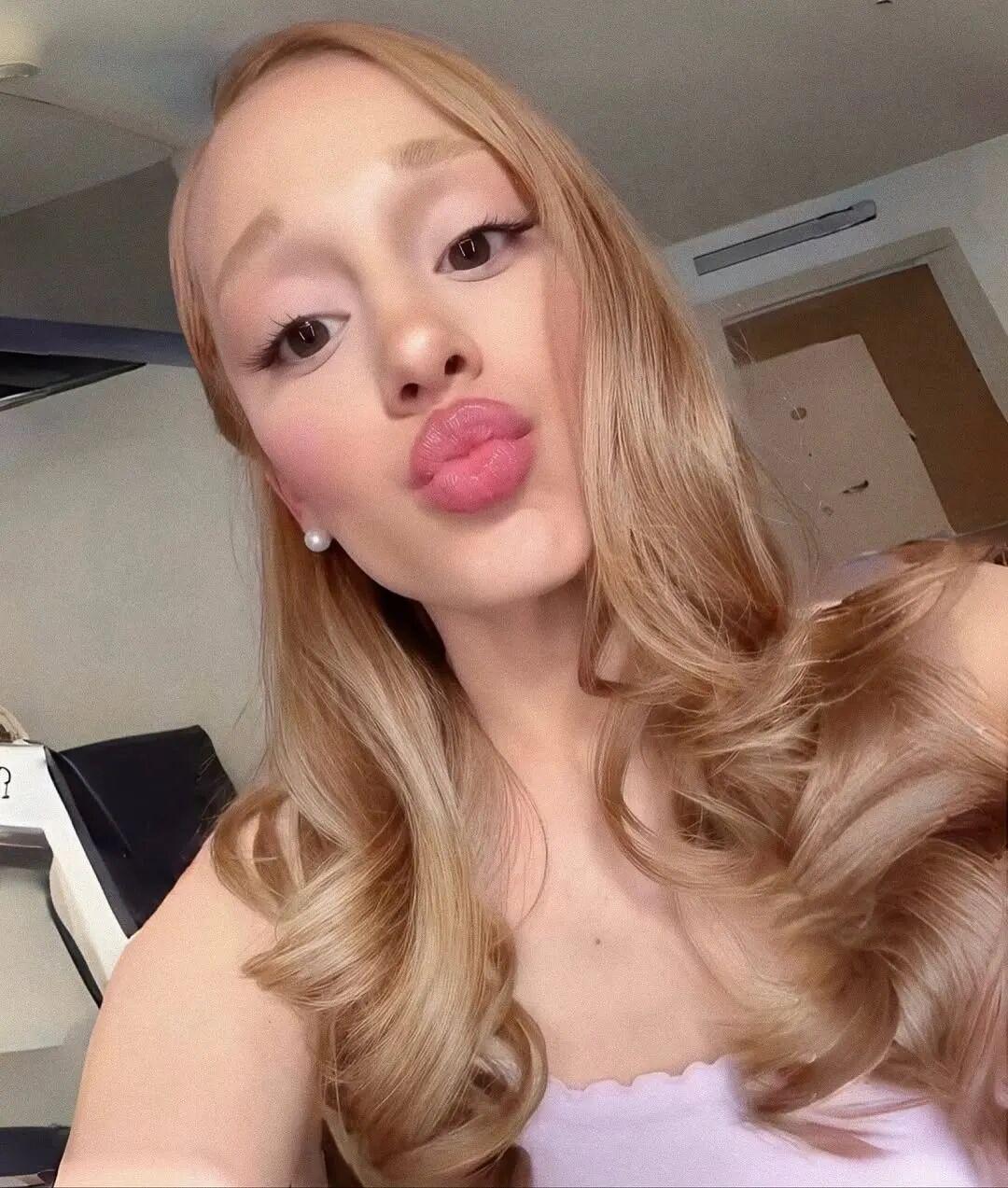 将公众人物的外貌以“白幼瘦”这样单一且带有刻板印象的标准去评判和描述，是不恰当且