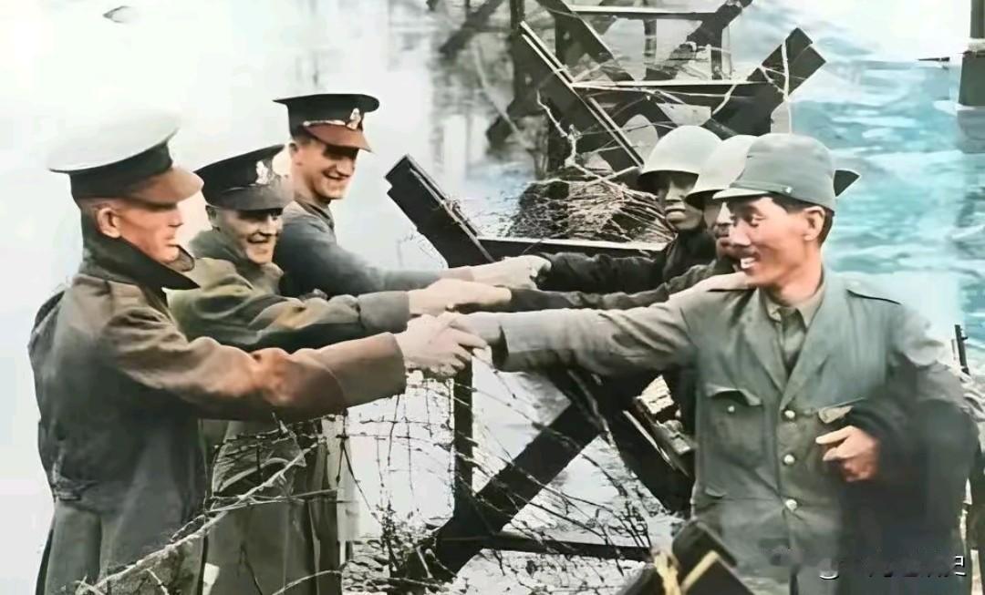 这是令人齿冷的一幕
1937年，淞沪会战结束，驻防上海公共租界的英国士兵隔着铁丝