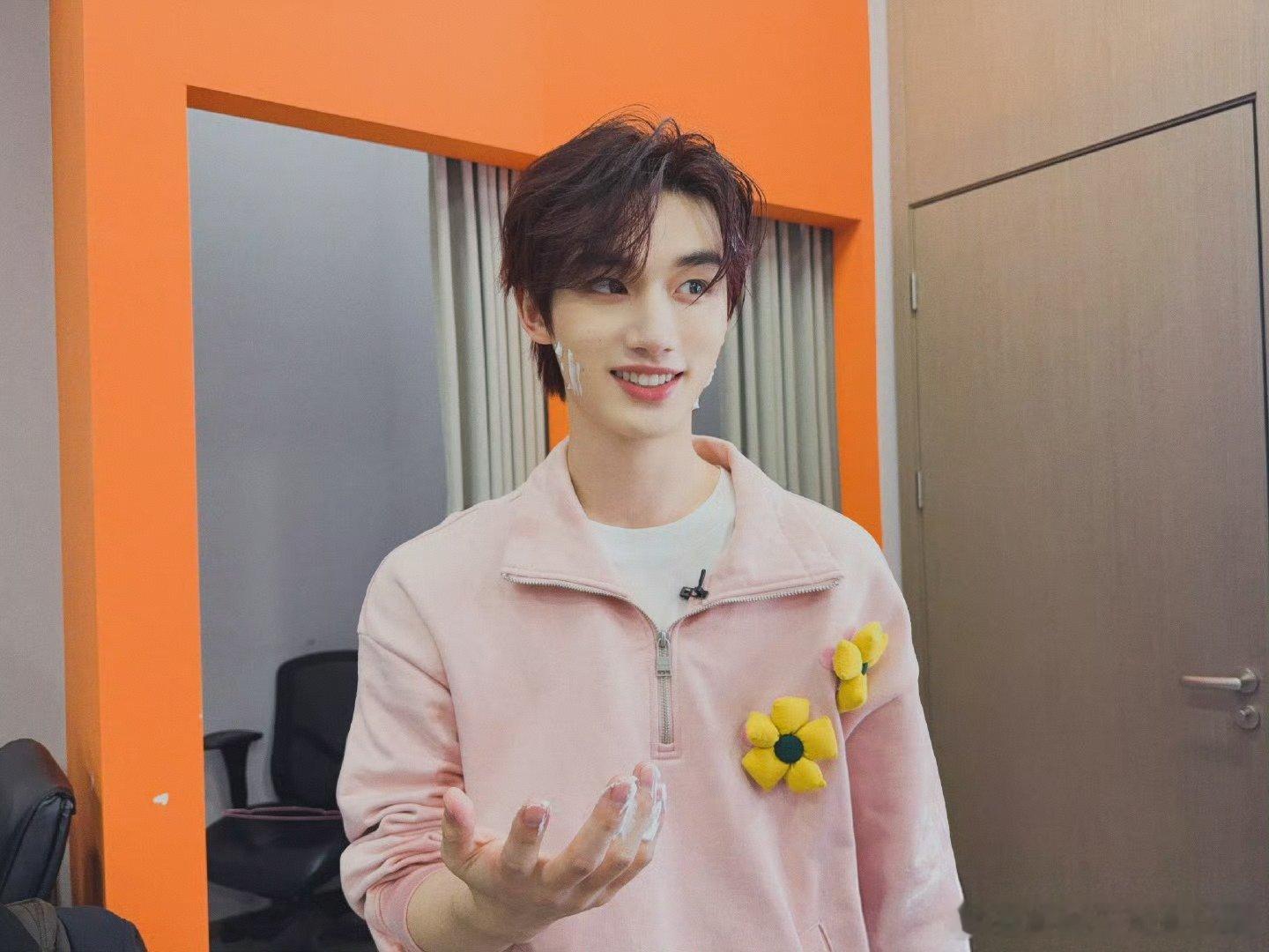 丁程鑫做引体向上用嘴拆蝴蝶结你好星期六 哇哦！在《你好星期六》中，丁程鑫做引体向