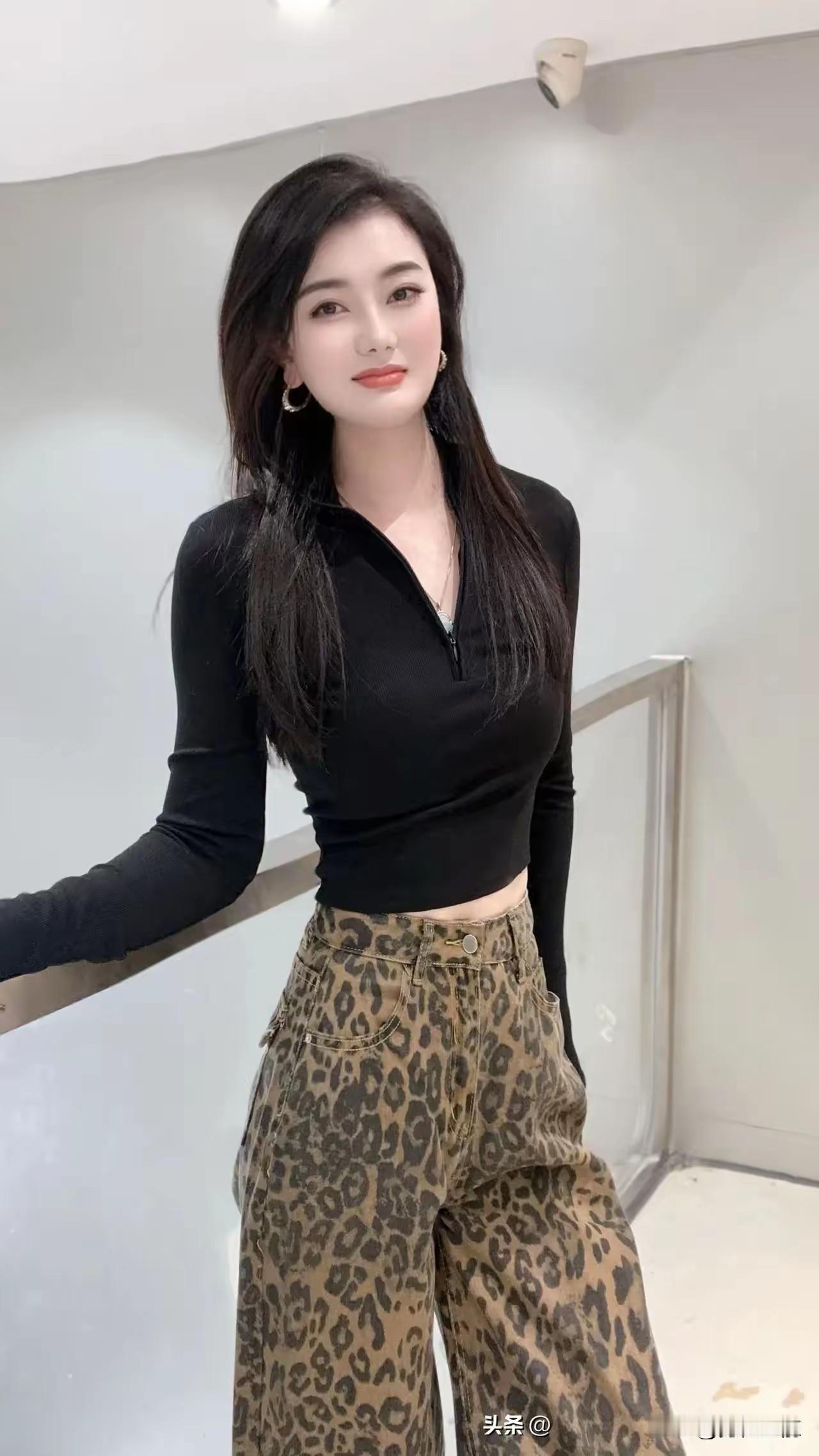 黑色上衣+豹纹裤，简约又时尚，轻松凹造型！👗👖