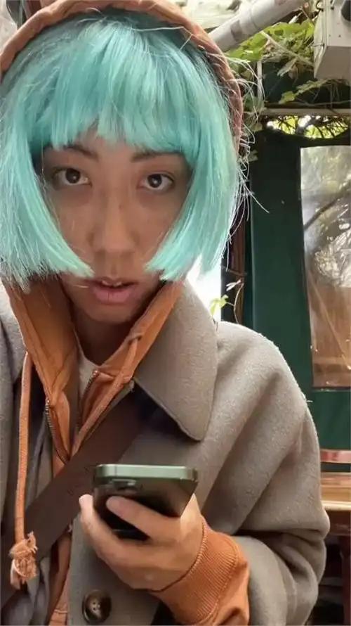 前阵子网上有个叫牢A的博主预言，曲婉婷快要过不下去了，那时候还有不少人笑话他，觉