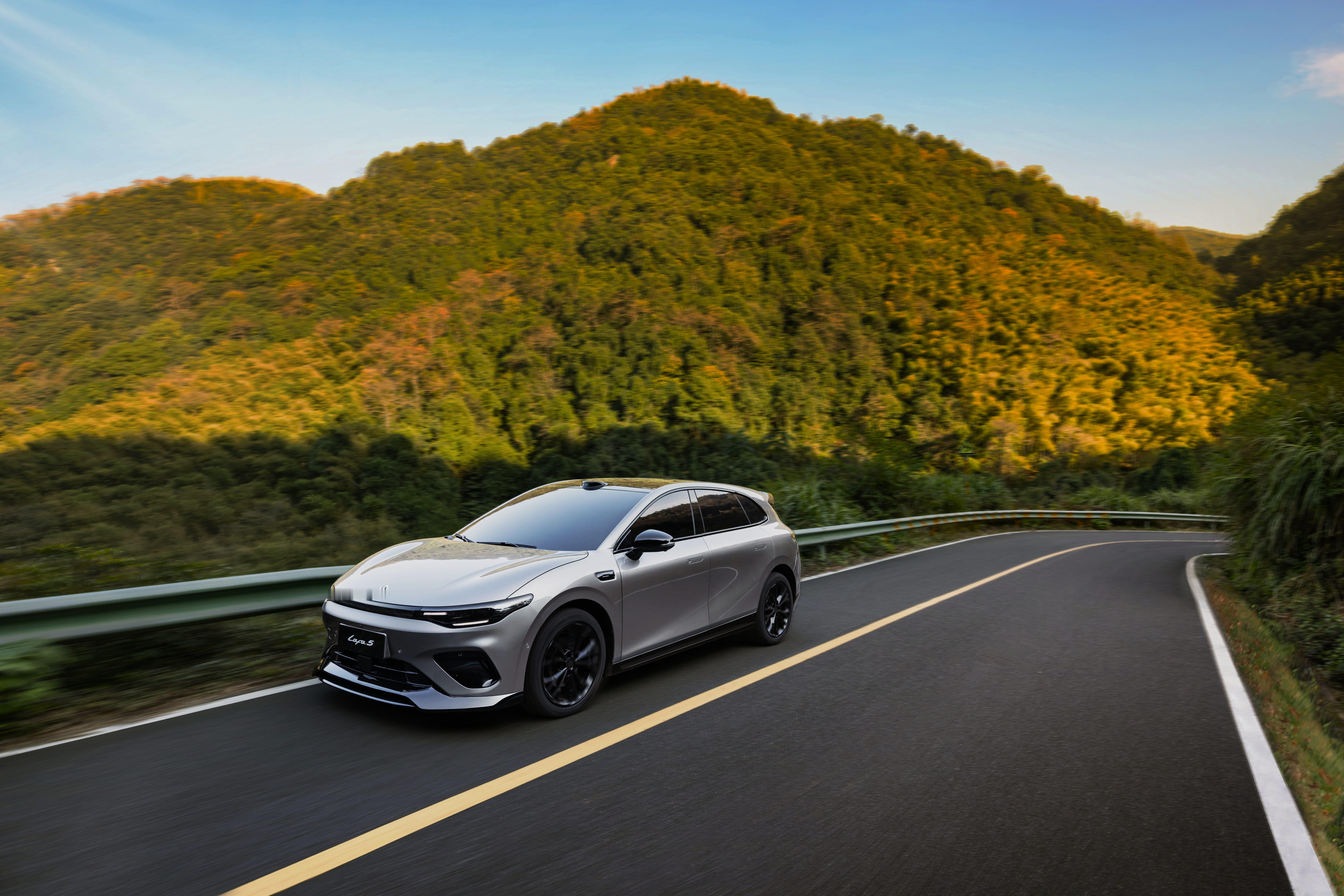 零跑Lafa5 Ultra也快来了，工信部已经申报，预计今年二季度上市。整体更加